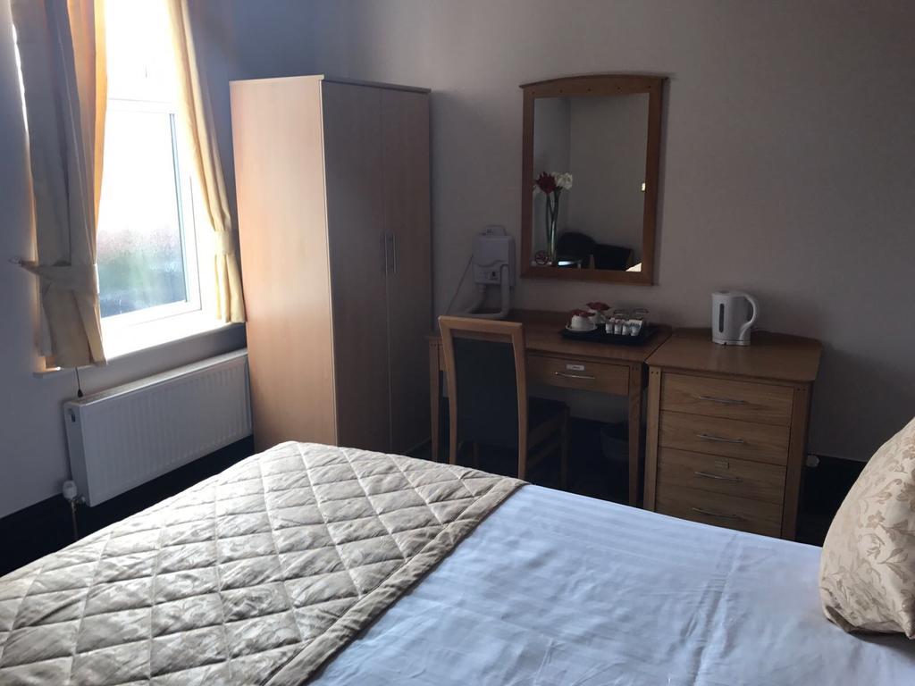 Harefield Manor Hotel Romford Esterno foto